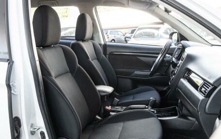 Mitsubishi Outlander III рестайлинг 3, 2020 год, 2 239 000 рублей, 10 фотография