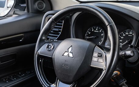 Mitsubishi Outlander III рестайлинг 3, 2020 год, 2 239 000 рублей, 21 фотография