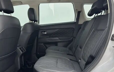 Mitsubishi Outlander III рестайлинг 3, 2022 год, 1 680 005 рублей, 12 фотография