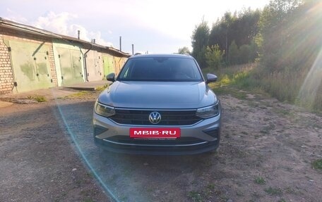 Volkswagen Tiguan II, 2021 год, 2 600 000 рублей, 3 фотография