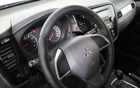 Mitsubishi Outlander III рестайлинг 3, 2016 год, 1 249 000 рублей, 9 фотография