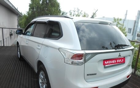 Mitsubishi Outlander III рестайлинг 3, 2013 год, 1 320 000 рублей, 2 фотография
