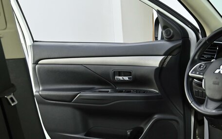 Mitsubishi Outlander III рестайлинг 3, 2014 год, 1 599 000 рублей, 12 фотография