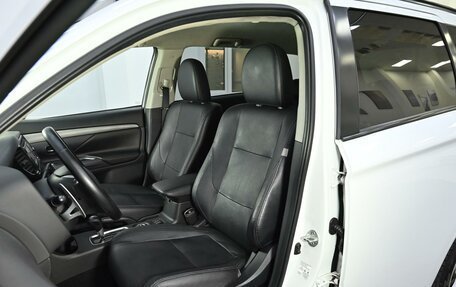 Mitsubishi Outlander III рестайлинг 3, 2014 год, 1 599 000 рублей, 13 фотография