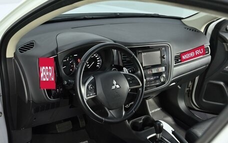 Mitsubishi Outlander III рестайлинг 3, 2014 год, 1 599 000 рублей, 6 фотография