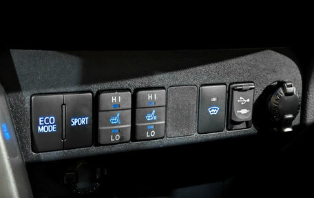 Toyota RAV4, 2018 год, 2 450 000 рублей, 26 фотография