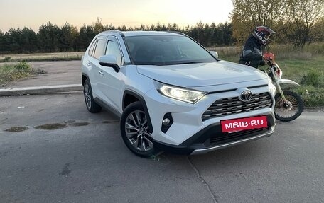 Toyota RAV4, 2020 год, 3 600 000 рублей, 2 фотография