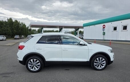 Volkswagen T-Roc I, 2022 год, 1 830 000 рублей, 3 фотография