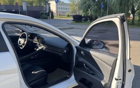 Hyundai Elantra, 2022 год, 1 950 000 рублей, 15 фотография