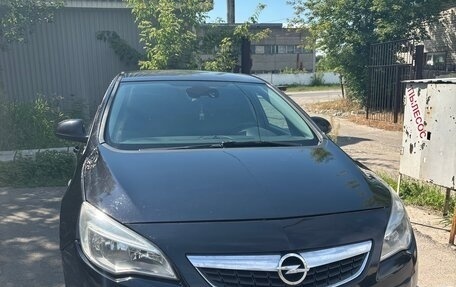Opel Astra J, 2010 год, 700 000 рублей, 1 фотография