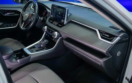Toyota RAV4, 2021 год, 3 450 000 рублей, 13 фотография