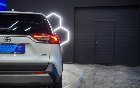 Toyota RAV4, 2021 год, 3 450 000 рублей, 21 фотография