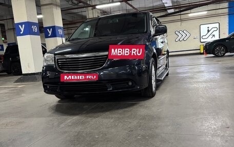 Chrysler Town & Country V рестайлинг, 2013 год, 1 900 000 рублей, 2 фотография
