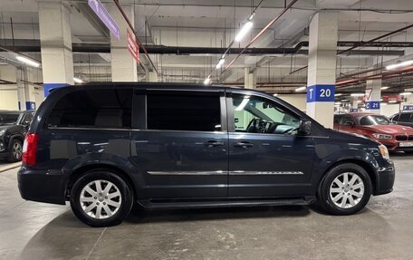 Chrysler Town & Country V рестайлинг, 2013 год, 1 900 000 рублей, 4 фотография