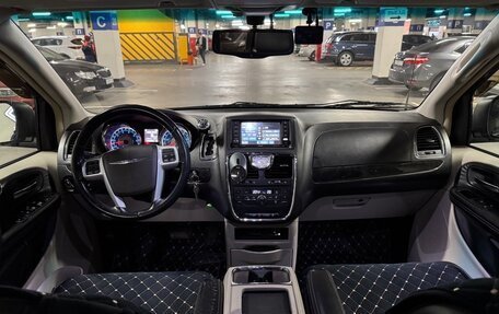 Chrysler Town & Country V рестайлинг, 2013 год, 1 900 000 рублей, 15 фотография