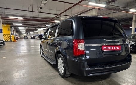 Chrysler Town & Country V рестайлинг, 2013 год, 1 900 000 рублей, 5 фотография