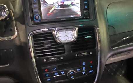Chrysler Town & Country V рестайлинг, 2013 год, 1 900 000 рублей, 22 фотография