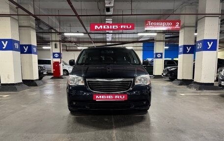 Chrysler Town & Country V рестайлинг, 2013 год, 1 900 000 рублей, 3 фотография