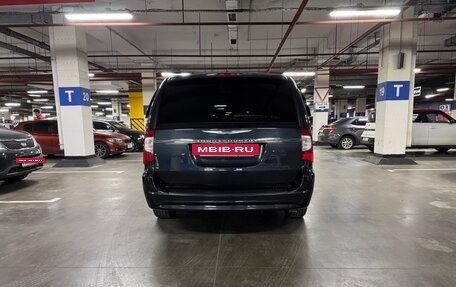 Chrysler Town & Country V рестайлинг, 2013 год, 1 900 000 рублей, 6 фотография