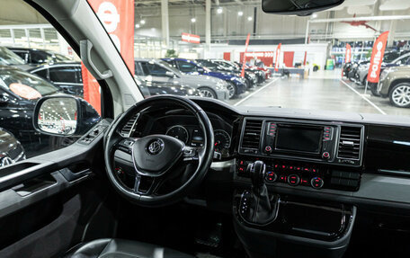Volkswagen Multivan T6 рестайлинг, 2019 год, 3 500 000 рублей, 9 фотография