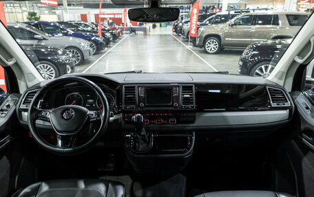 Volkswagen Multivan T6 рестайлинг, 2019 год, 3 500 000 рублей, 8 фотография