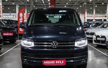 Volkswagen Multivan T6 рестайлинг, 2019 год, 3 500 000 рублей, 2 фотография