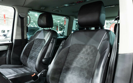 Volkswagen Multivan T6 рестайлинг, 2019 год, 3 500 000 рублей, 14 фотография