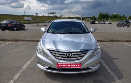 Hyundai Sonata VI, 2011 год, 1 050 000 рублей, 1 фотография