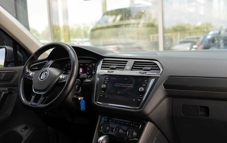 Volkswagen Tiguan II, 2018 год, 2 280 000 рублей, 10 фотография