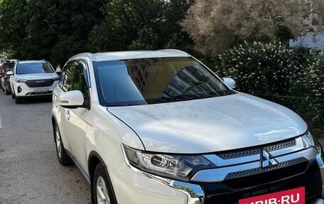 Mitsubishi Outlander III рестайлинг 3, 2013 год, 1 499 999 рублей, 2 фотография