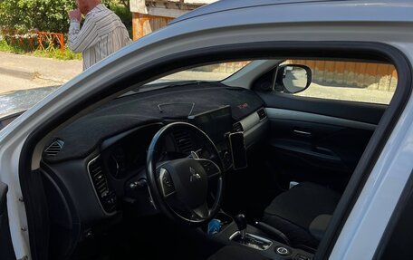 Mitsubishi Outlander III рестайлинг 3, 2013 год, 1 499 999 рублей, 10 фотография