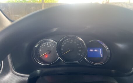 Renault Logan II, 2018 год, 615 000 рублей, 11 фотография