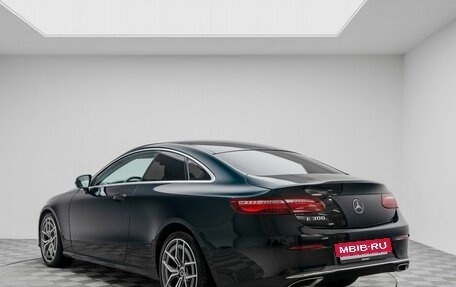 Mercedes-Benz E-Класс, 2018 год, 3 350 000 рублей, 8 фотография