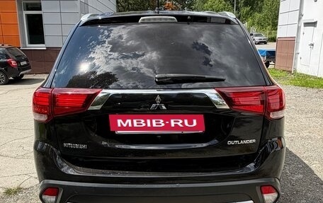 Mitsubishi Outlander III рестайлинг 3, 2016 год, 1 858 000 рублей, 17 фотография
