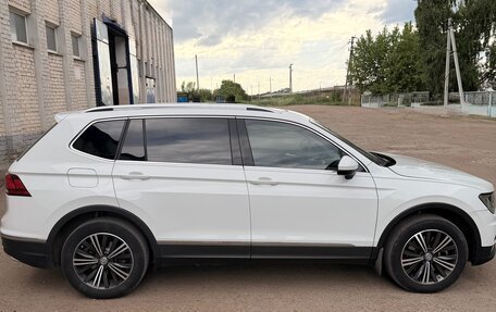 Volkswagen Tiguan II, 2018 год, 2 300 000 рублей, 1 фотография