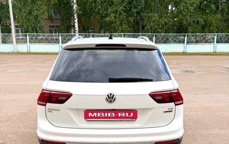 Volkswagen Tiguan II, 2018 год, 2 300 000 рублей, 2 фотография