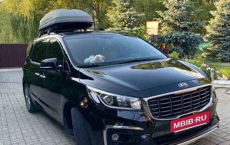 KIA Carnival III, 2018 год, 2 800 000 рублей, 2 фотография