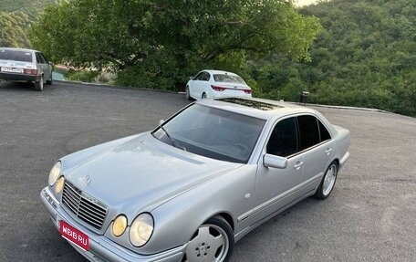 Mercedes-Benz E-Класс, 1999 год, 900 000 рублей, 1 фотография