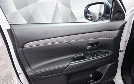 Mitsubishi Outlander III рестайлинг 3, 2018 год, 2 350 000 рублей, 7 фотография