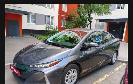 Toyota Prius IV XW50, 2017 год, 1 600 000 рублей, 1 фотография