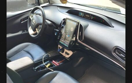 Toyota Prius IV XW50, 2017 год, 1 600 000 рублей, 5 фотография
