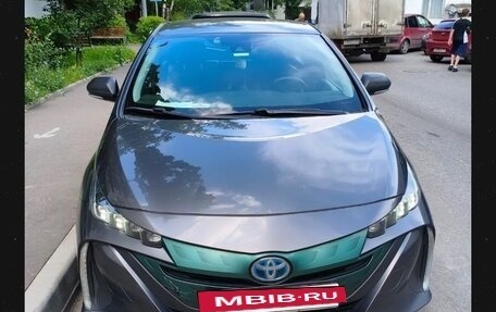 Toyota Prius IV XW50, 2017 год, 1 600 000 рублей, 2 фотография