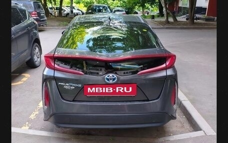 Toyota Prius IV XW50, 2017 год, 1 600 000 рублей, 4 фотография