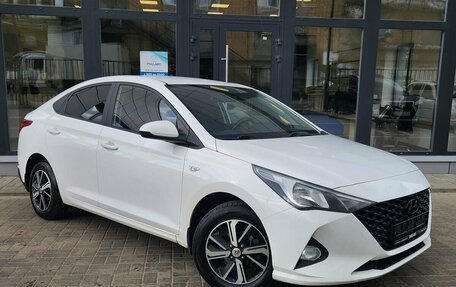 Hyundai Solaris II рестайлинг, 2022 год, 1 590 000 рублей, 2 фотография