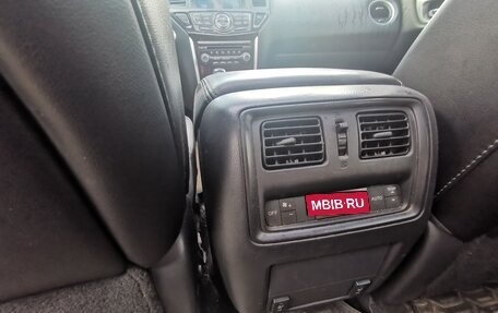 Nissan Pathfinder, 2015 год, 1 900 000 рублей, 13 фотография