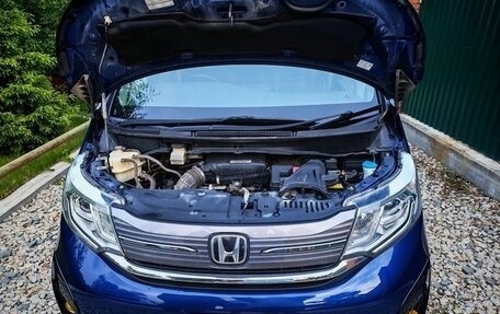 Honda Stepwgn IV, 2017 год, 2 600 000 рублей, 2 фотография