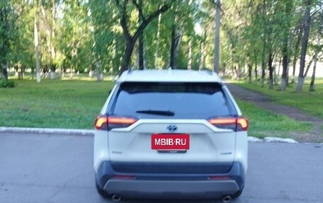 Toyota RAV4, 2020 год, 4 200 000 рублей, 4 фотография