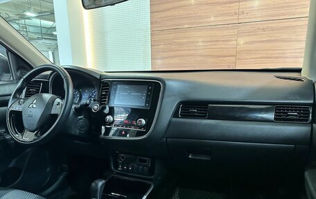 Mitsubishi Outlander III рестайлинг 3, 2021 год, 2 390 000 рублей, 9 фотография