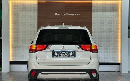 Mitsubishi Outlander III рестайлинг 3, 2021 год, 2 390 000 рублей, 5 фотография