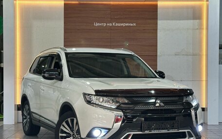Mitsubishi Outlander III рестайлинг 3, 2021 год, 2 390 000 рублей, 3 фотография